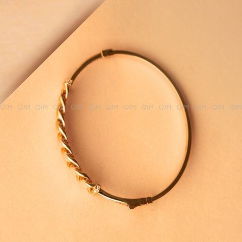 Curvy Tales Bracelet